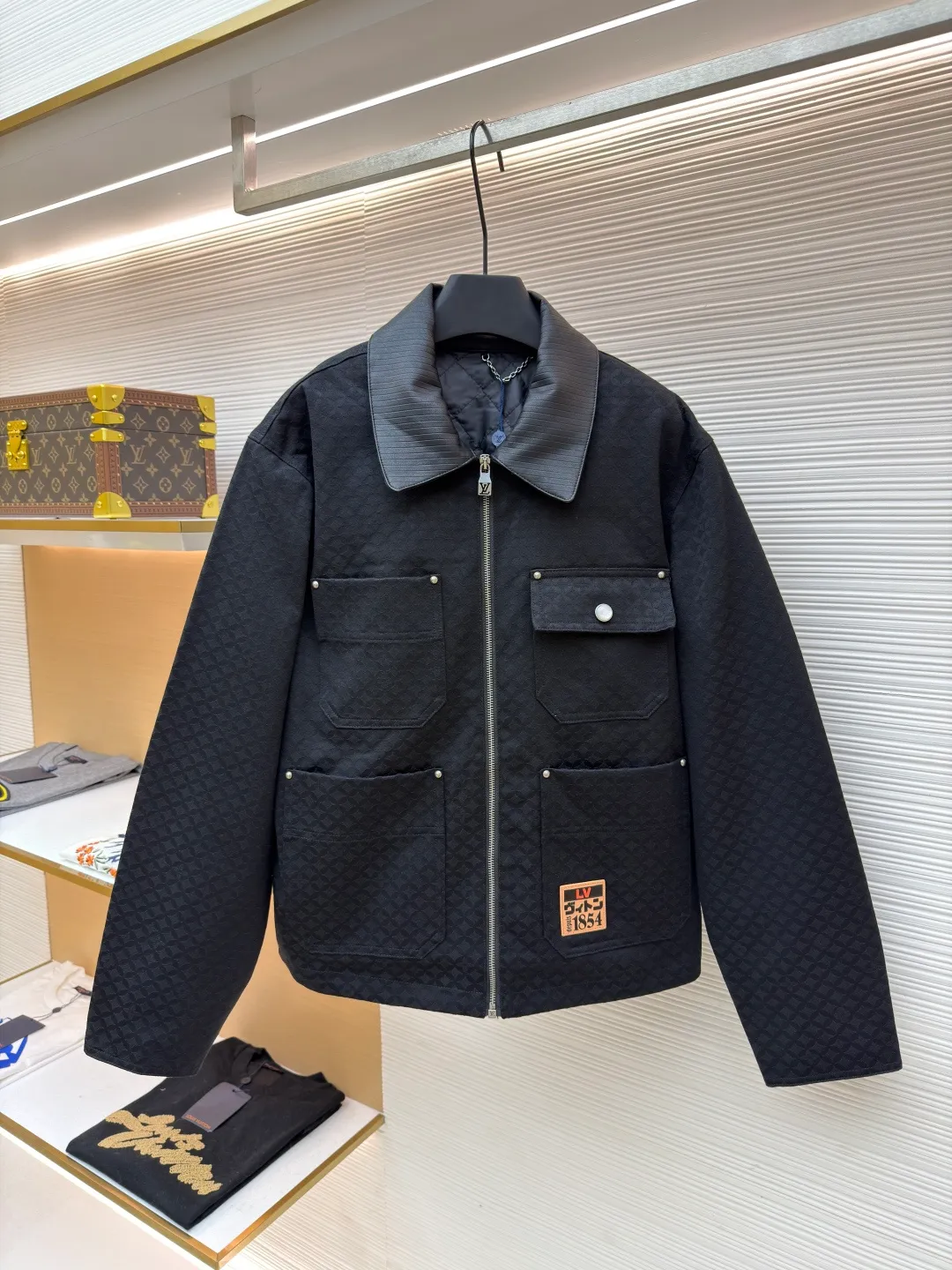 LOUIS VUITTON cotton work jacket ●Article number: 1681527-C00 ●Material: cotton jacquard fabric ●Technology: jacquard production ●Color: black ●Version: fitted version ●Weight: about 995 grams ●Size: S-M-L-XL ●Description: Cotton work tunic jacket This work jacket is made of comfortable cotton with a corduroy effect leather collar, and the jacquard creates a rich texture. The leather patch is the finishing touch and one of the studded patch pockets, and the quilted lining makes it a chic choice that spans all seasons. Wear it with matching trousers for a casual look. Regular fit, 100% cotton, lining: 64% polyester, 36% cotton, all-over logo jacquard, pearlescent buttons on pockets and cuffs, corduroy-effect ribbed collar, quilted lining, zip fastening, studded patch pockets and buttoned flap patch pockets, logo patch on front pocket. The overall wiring is straight and delicate, the fabric is comfortable and soft, and the color is consistent without color difference. It can be matched with the same style to create a fashionable look and control various occasions. Customized accessories, complete with three standards, same style for men and women!